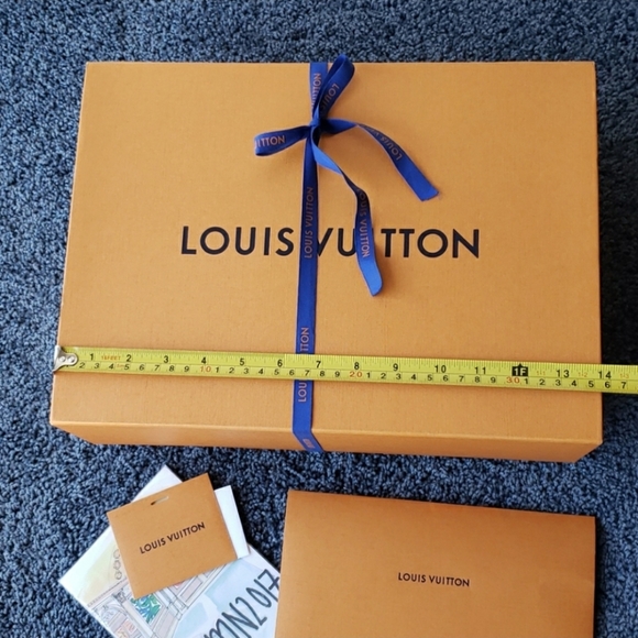 Louis Vuitton Gift Box and LV Ribbon w/ Gift tag - Picture 2 of 5